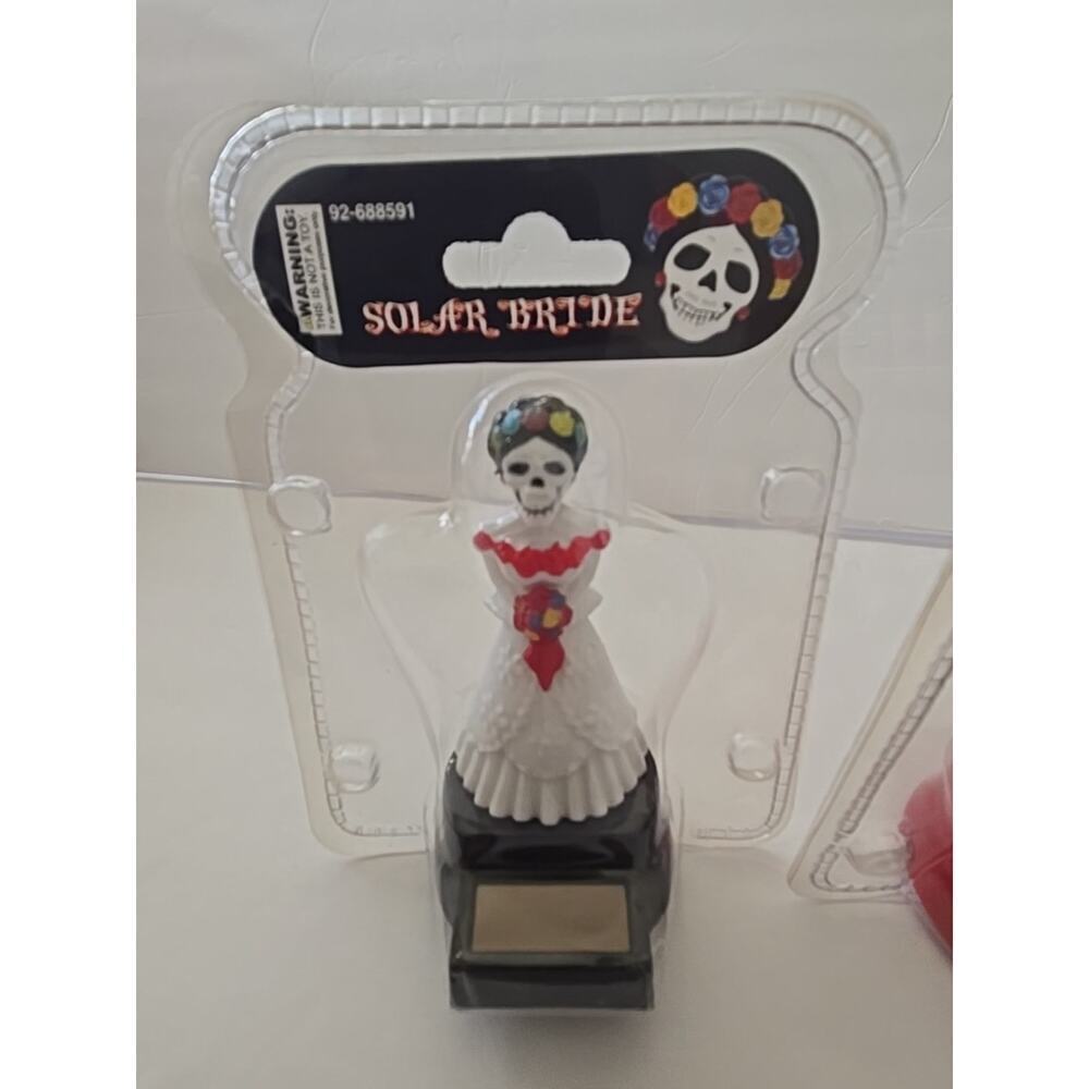 Solar Power Moving Day of the Dead Bride & Groom Decor Figures Black Size 4x2" - Picture 6 of 10